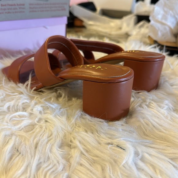 LOW HEEL BROWN SLIPPERS SIZE 8 NEW NEVER WORN - Picture 3 of 4